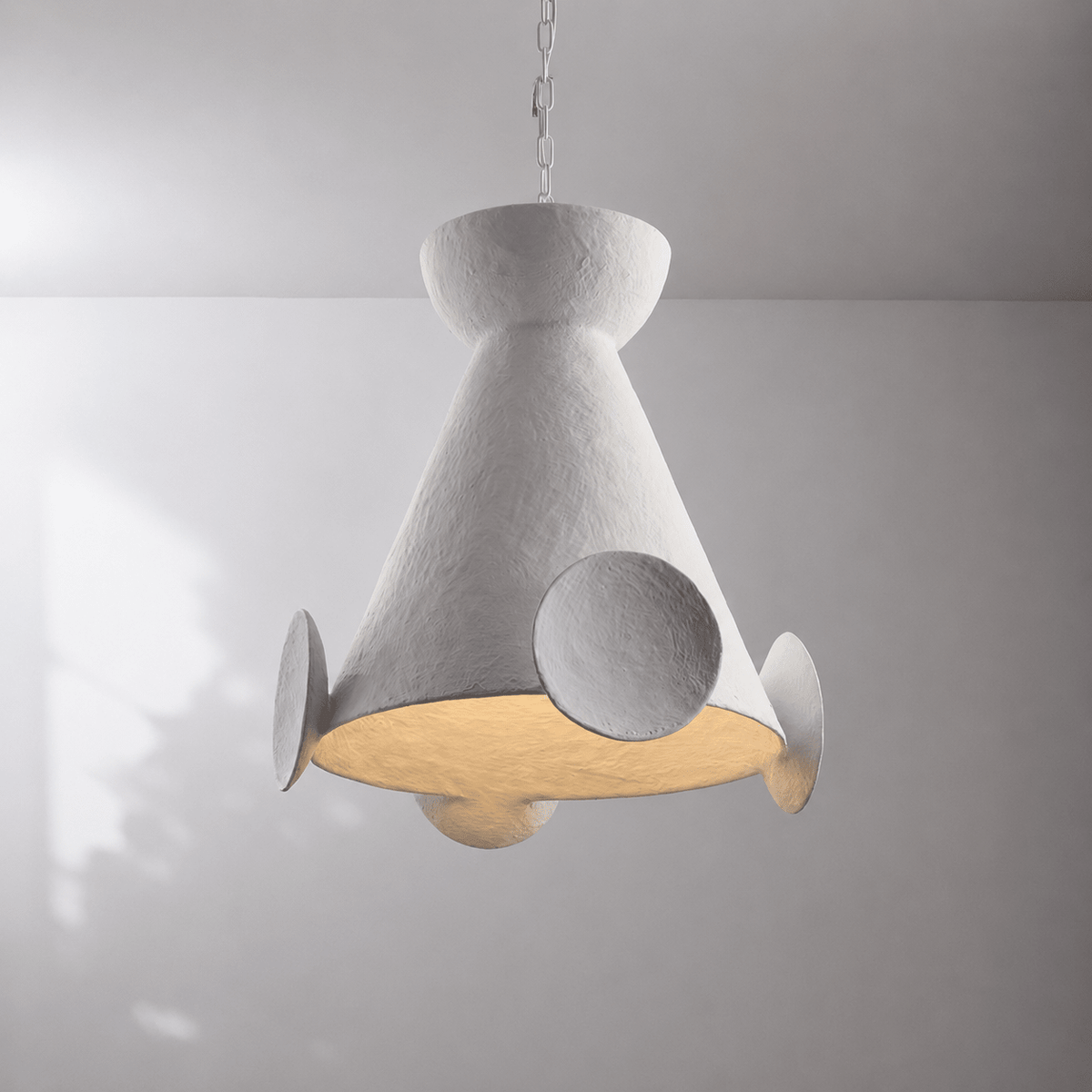Sculptural lámpara colgante de yeso en forma de cono