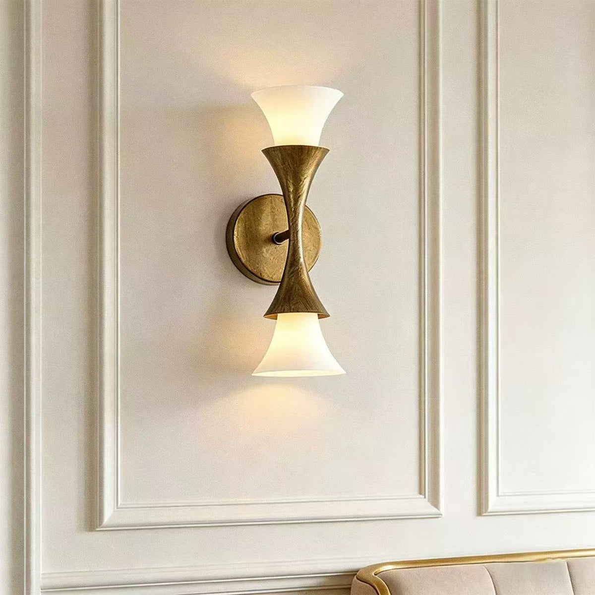 Solalette aplique de pared de latón con doble cúpula