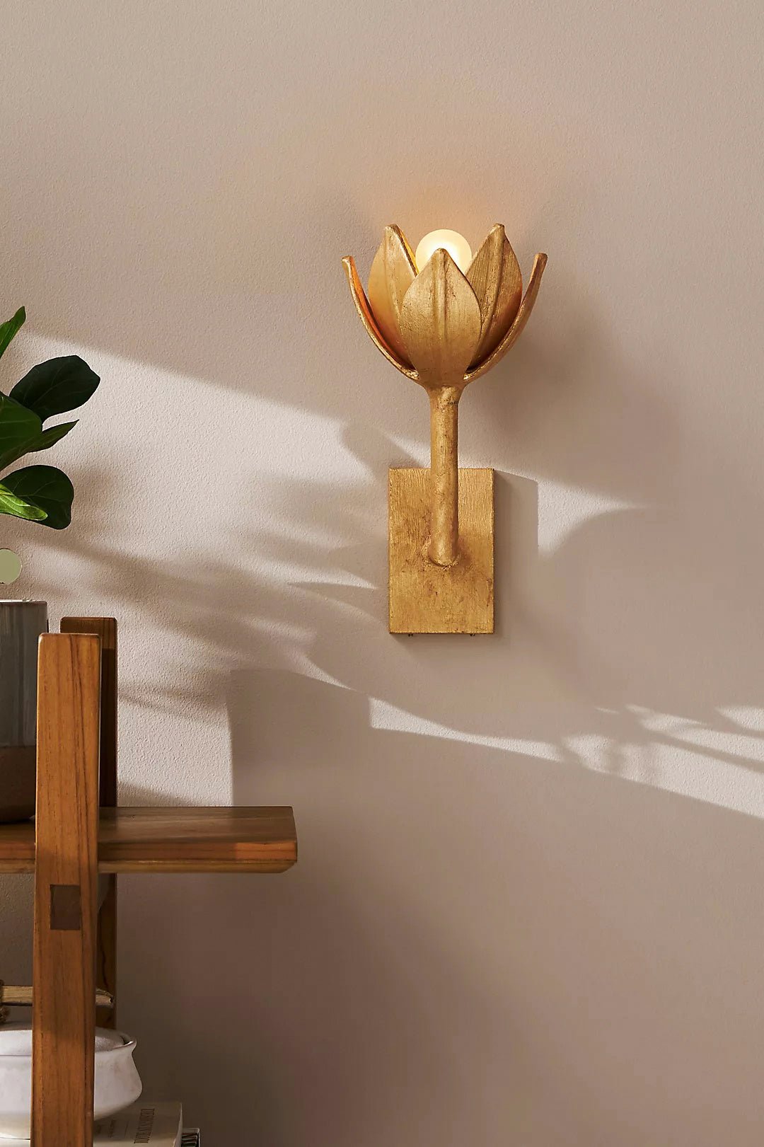 Clira aplique de pared Lotus floración en latón