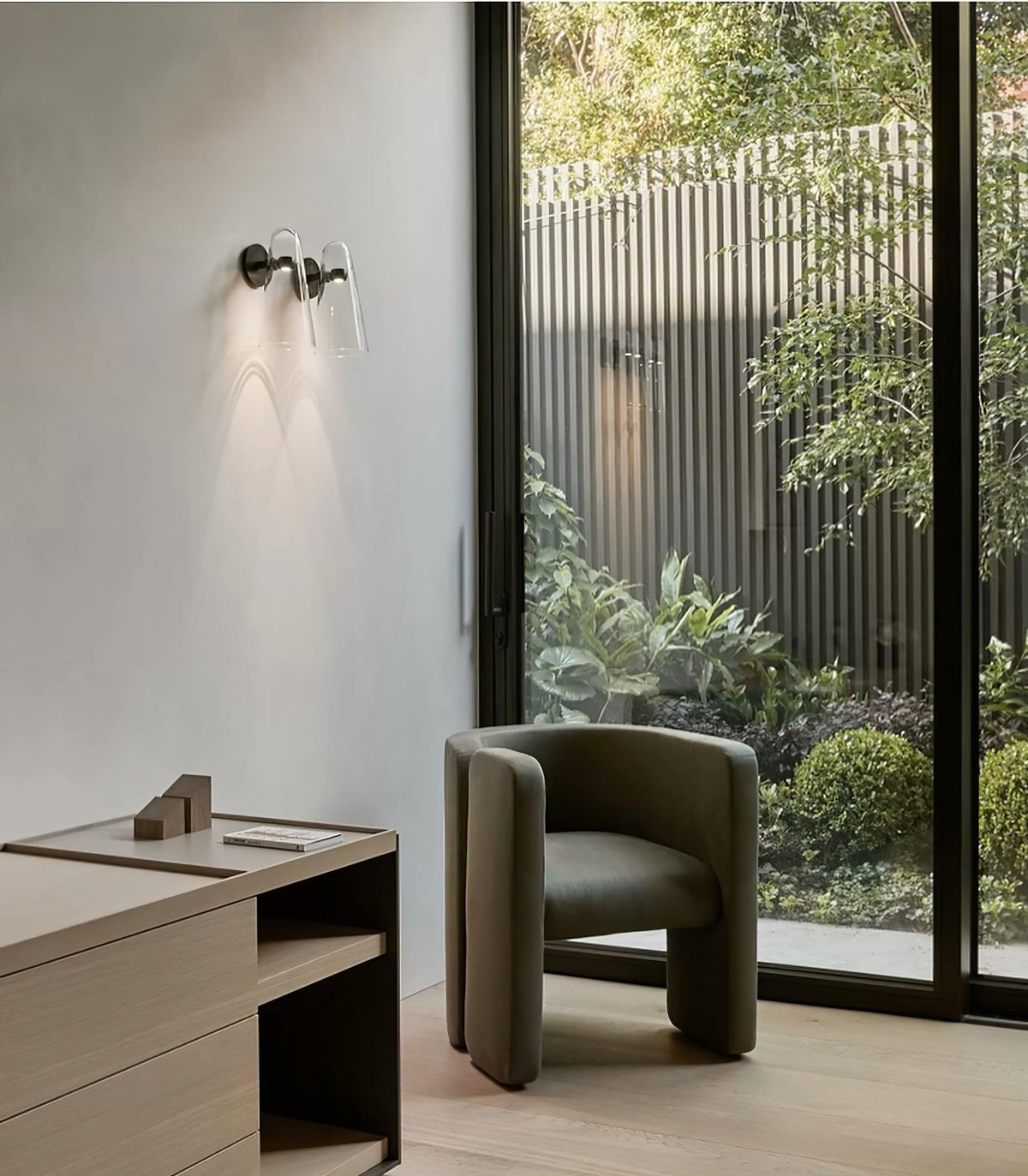 Lioririella aplique de pared con pantalla de vidrio cónico