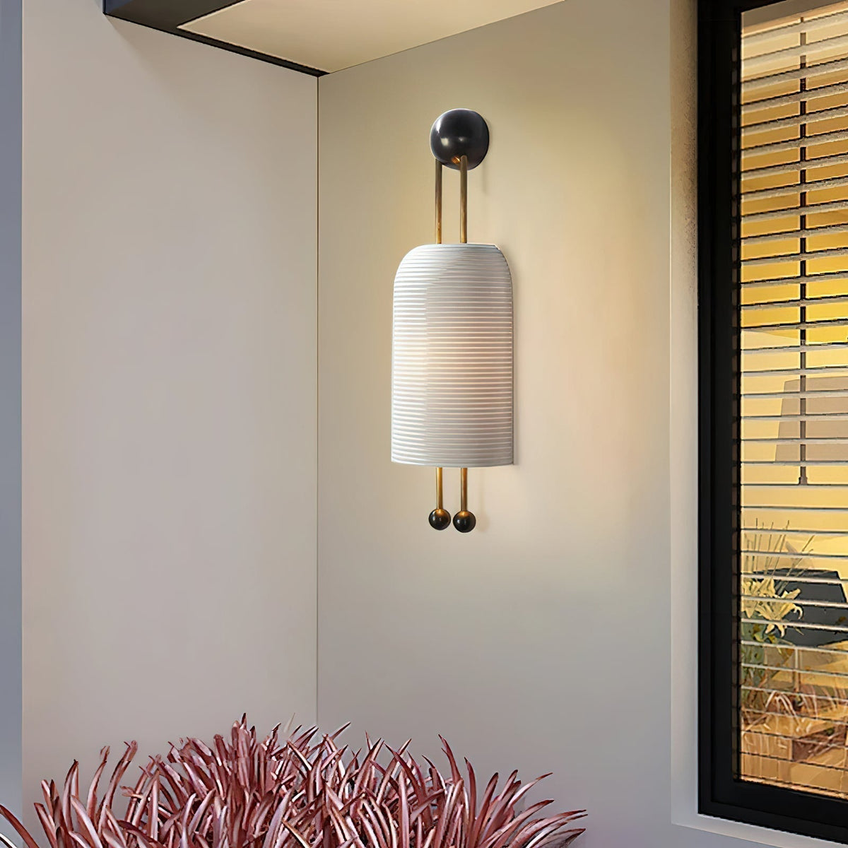 Bly aplique de pared con varillas doradas y pantalla de vidrio opalino