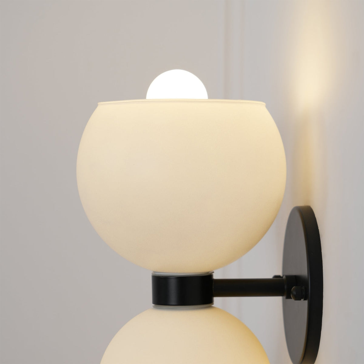 Umarion aplique de pared redondo con vidrio perla