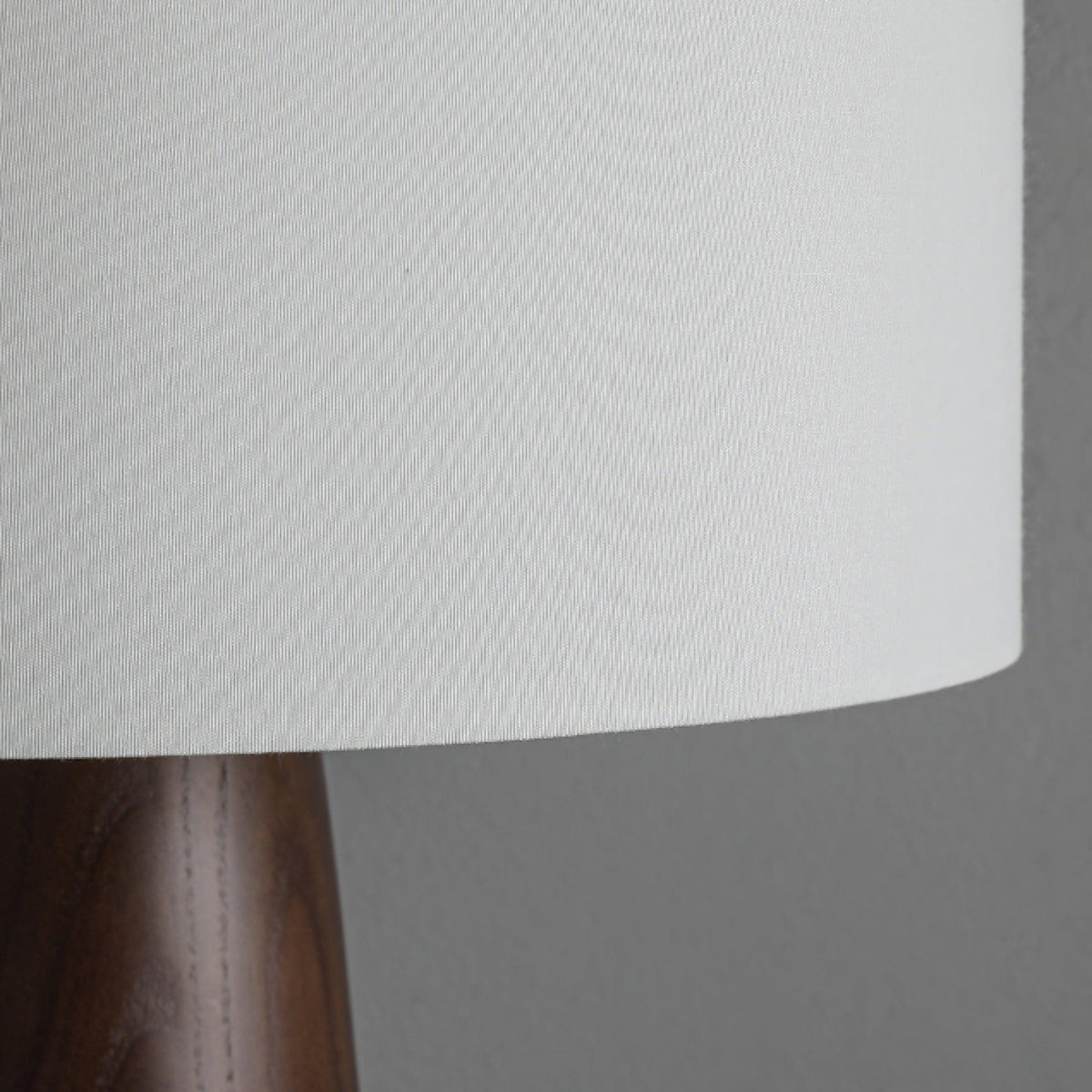Lámpara de mesa minimalista de madera