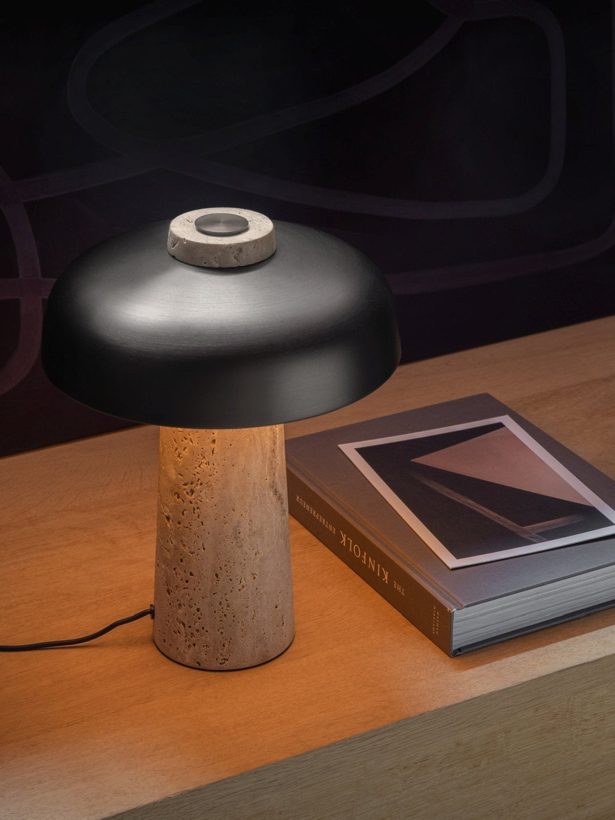 Oakley lámpara de mesa de travertino