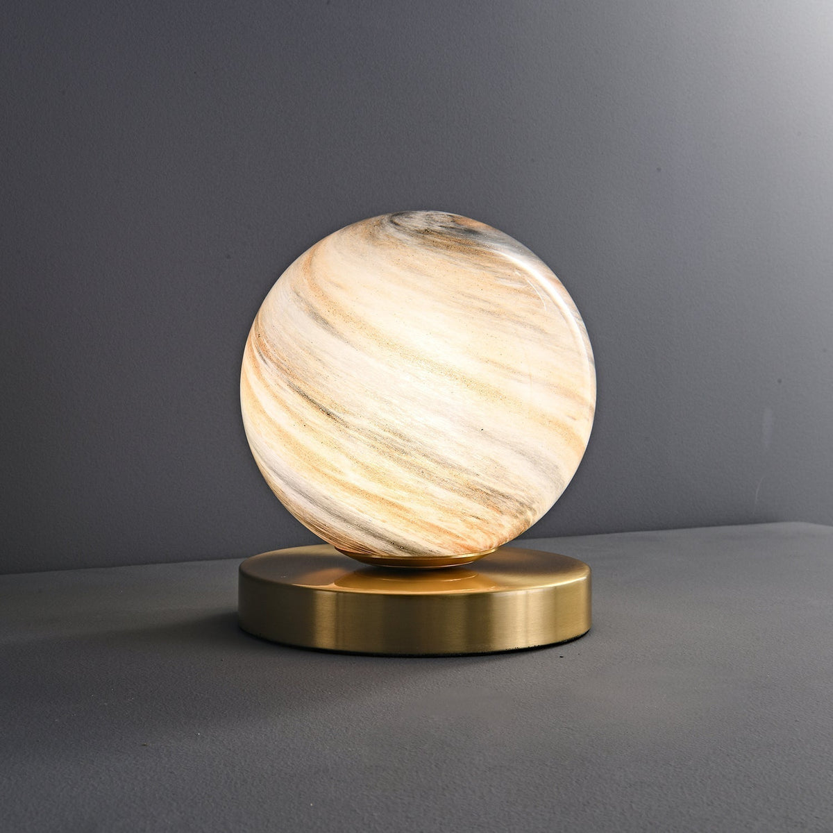 Casuelle lámpara de mesa contemporánea en latón