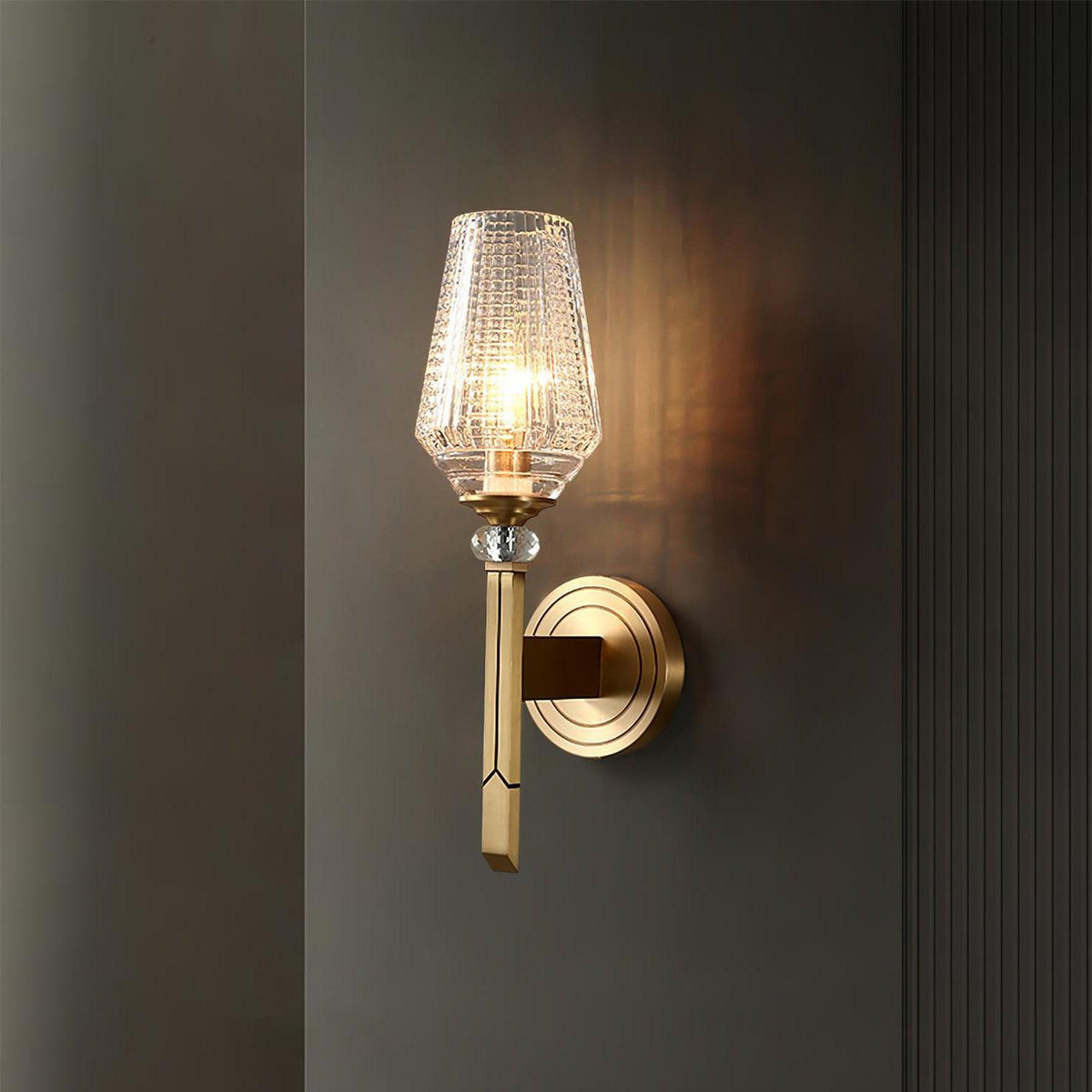 Elyisora aplique de pared en latón con cristal