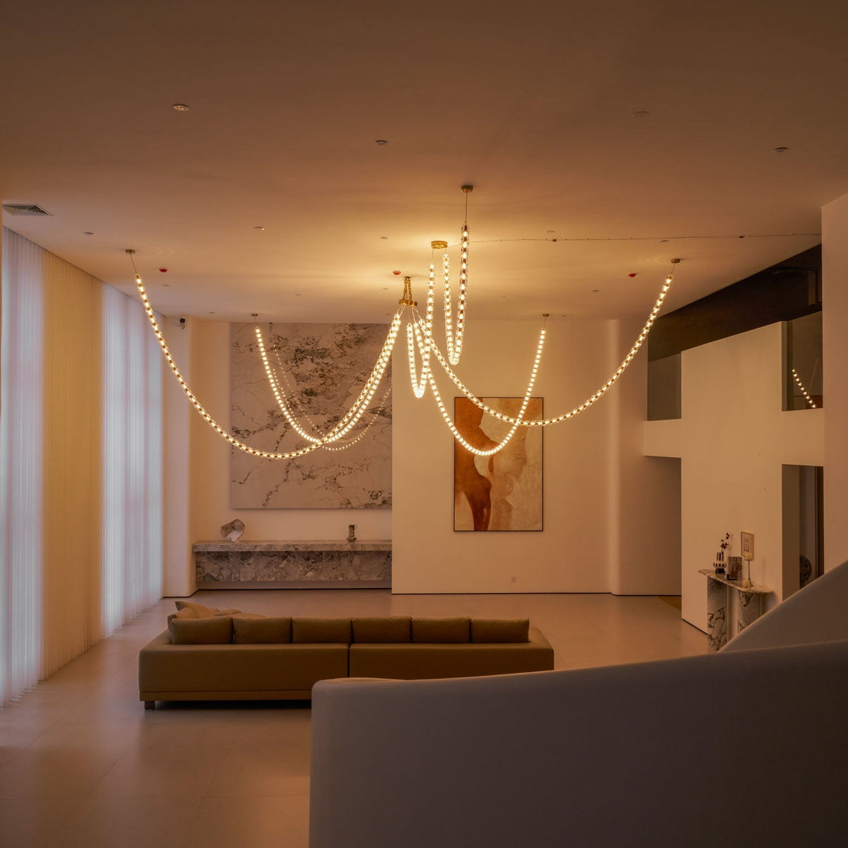Elyisaine lámpara de araña cristal dorado LED 3-Line
