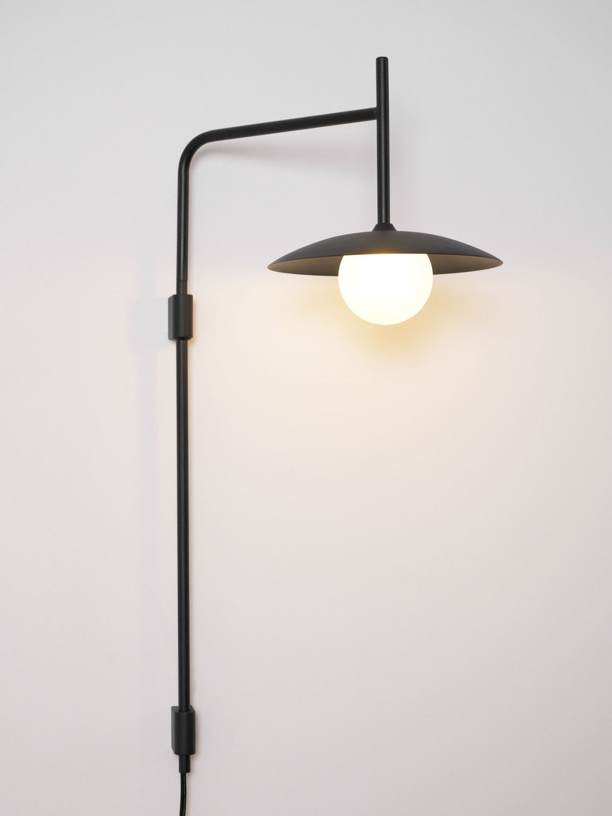 Paxon aplique de pared Swing Arm con vidrio enchufable