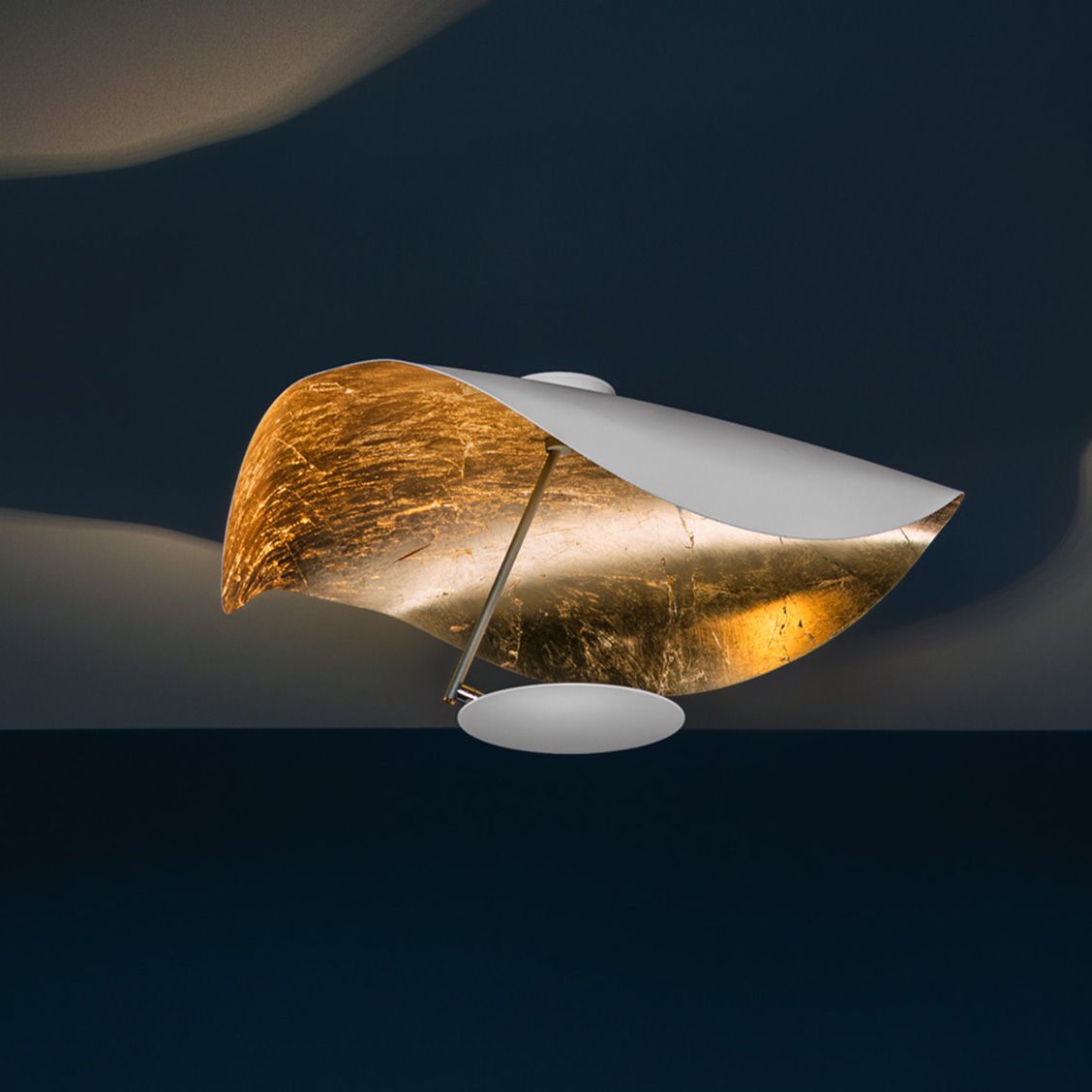 Solenena lámpara de techo Solena con abatidor curvado y interior dorado