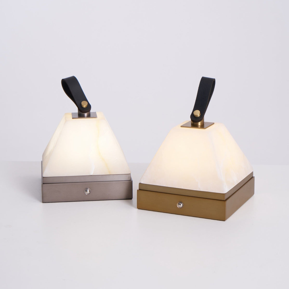 Pyramidale lámpara de mesa con mango de cuero en alabastro