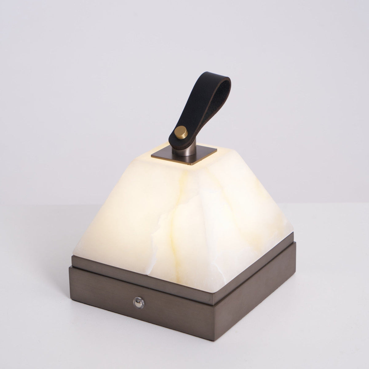 Pyramidale lámpara de mesa con mango de cuero en alabastro