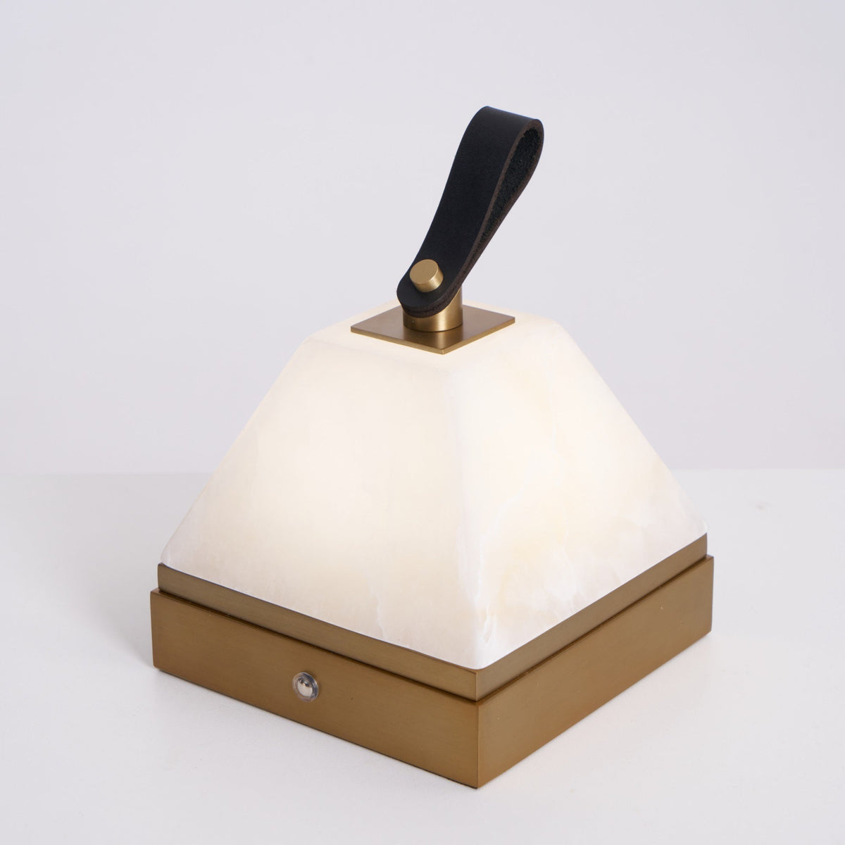 Pyramidale lámpara de mesa con mango de cuero en alabastro