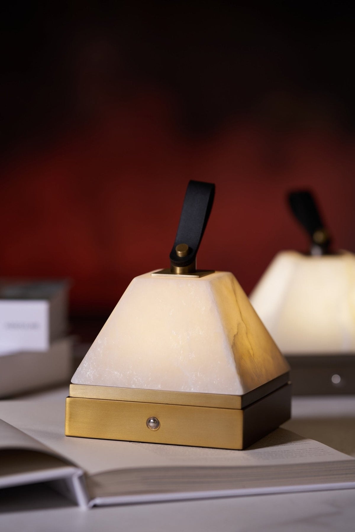 Pyramidale lámpara de mesa con mango de cuero en alabastro