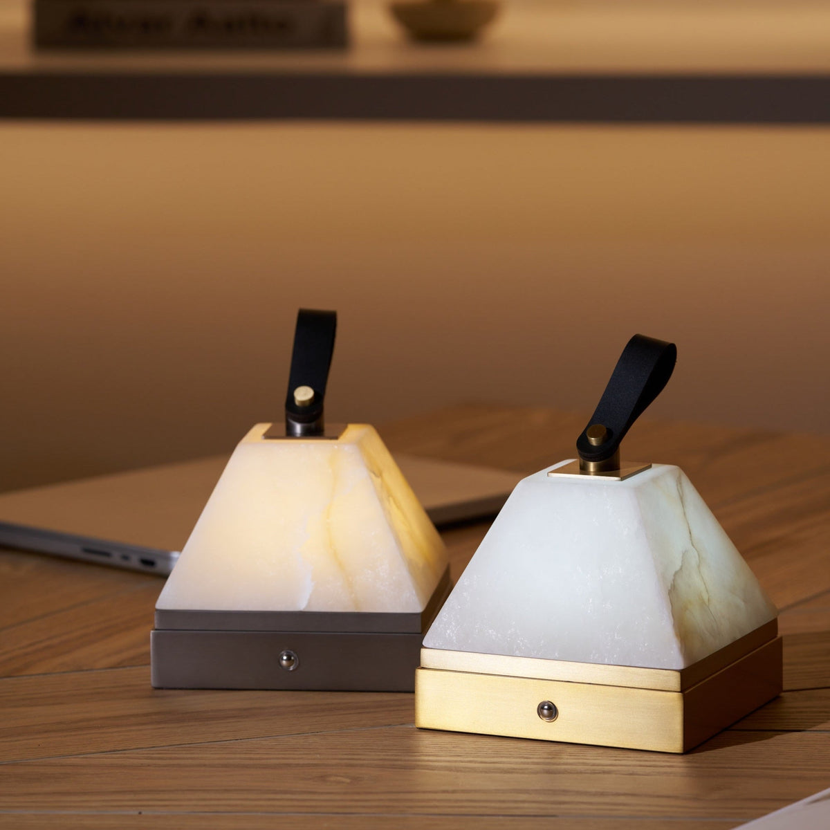 Pyramidale lámpara de mesa con mango de cuero en alabastro
