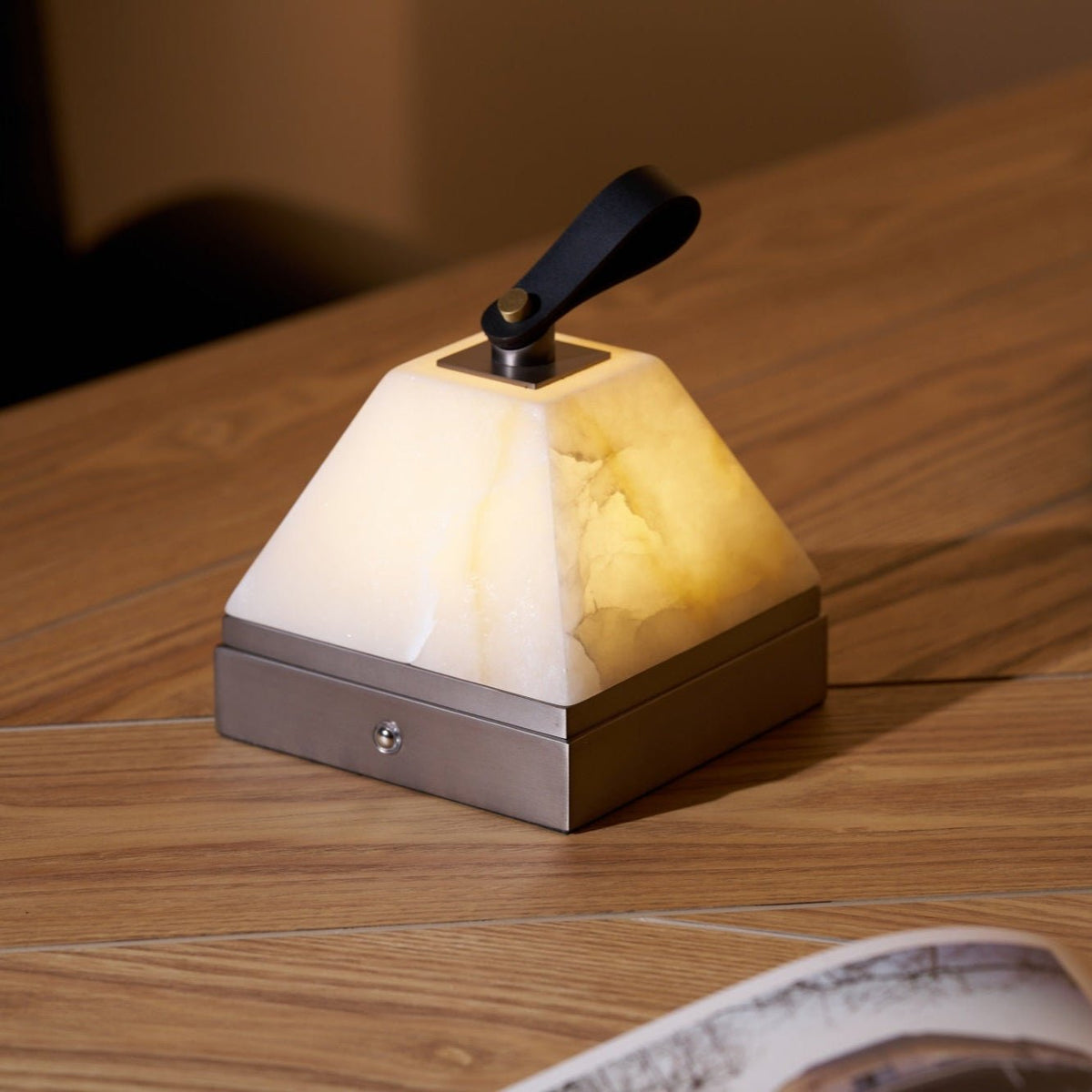 Pyramidale lámpara de mesa con mango de cuero en alabastro