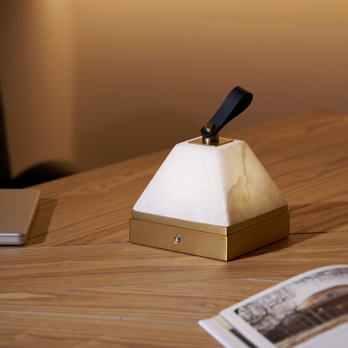 Pyramidale lámpara de mesa con mango de cuero en alabastro