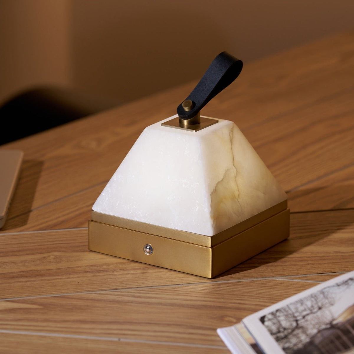 Pyramidale lámpara de mesa con mango de cuero en alabastro