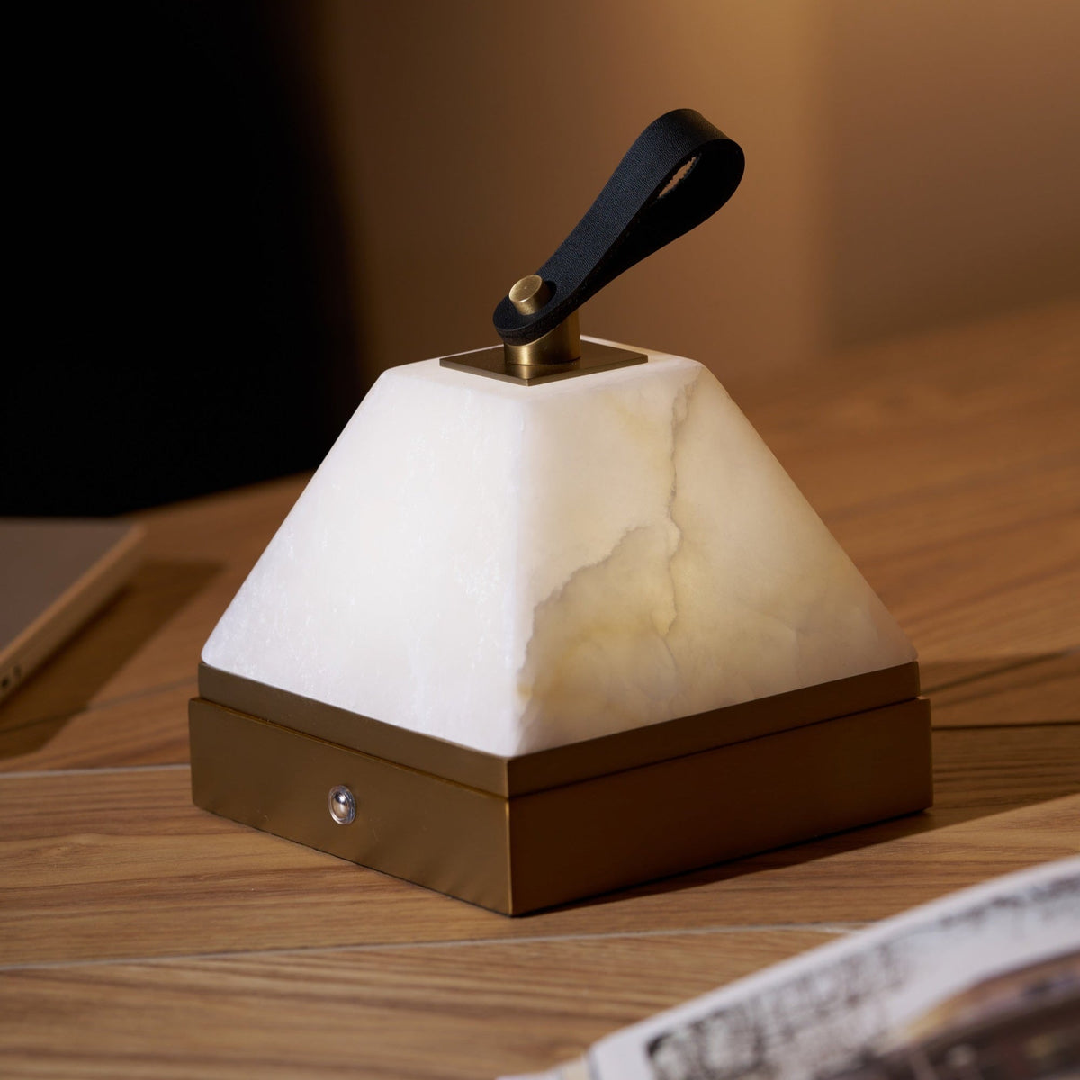 Pyramidale lámpara de mesa con mango de cuero en alabastro