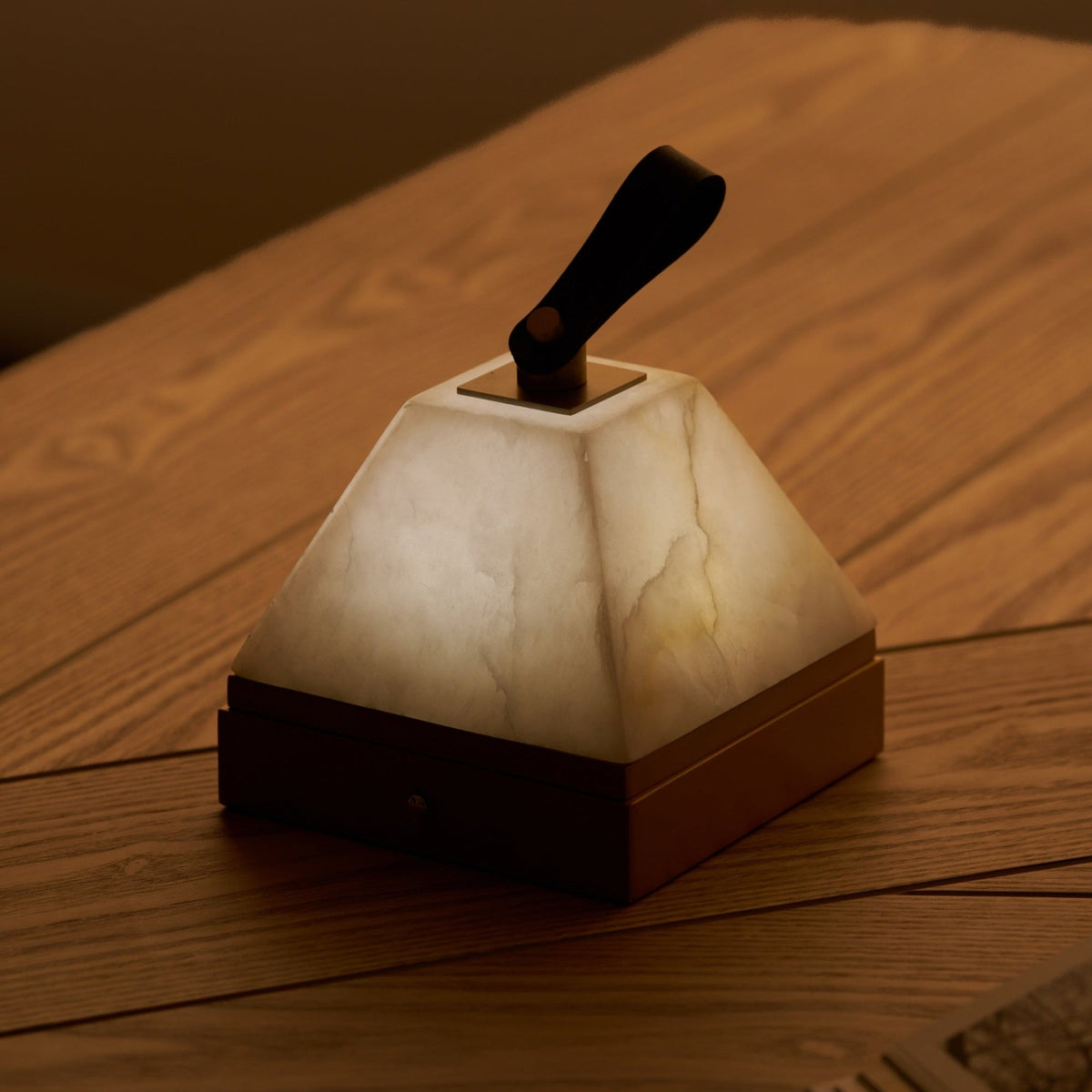 Pyramidale lámpara de mesa con mango de cuero en alabastro