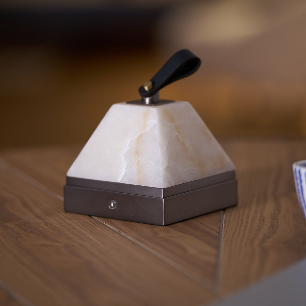 Pyramidale lámpara de mesa con mango de cuero en alabastro
