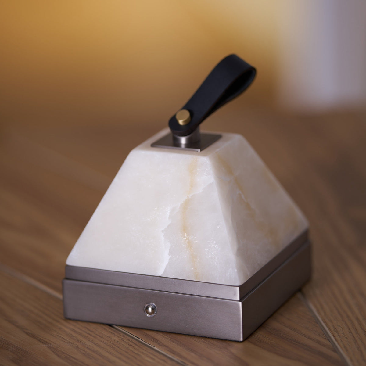 Pyramidale lámpara de mesa con mango de cuero en alabastro