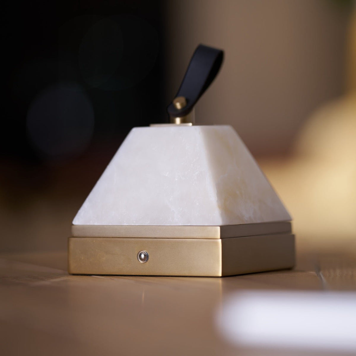 Pyramidale lámpara de mesa con mango de cuero en alabastro