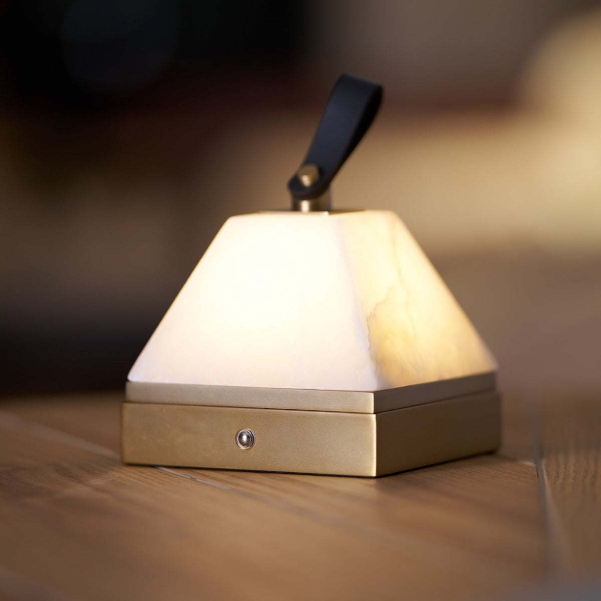 Pyramidale lámpara de mesa con mango de cuero en alabastro