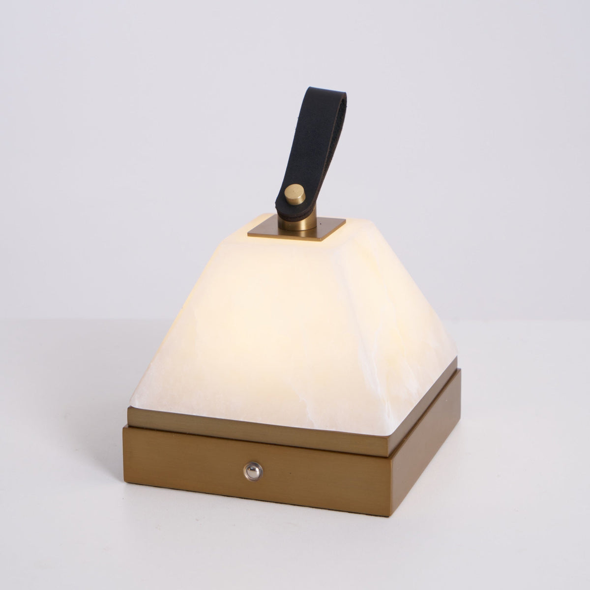 Pyramidale lámpara de mesa con mango de cuero en alabastro