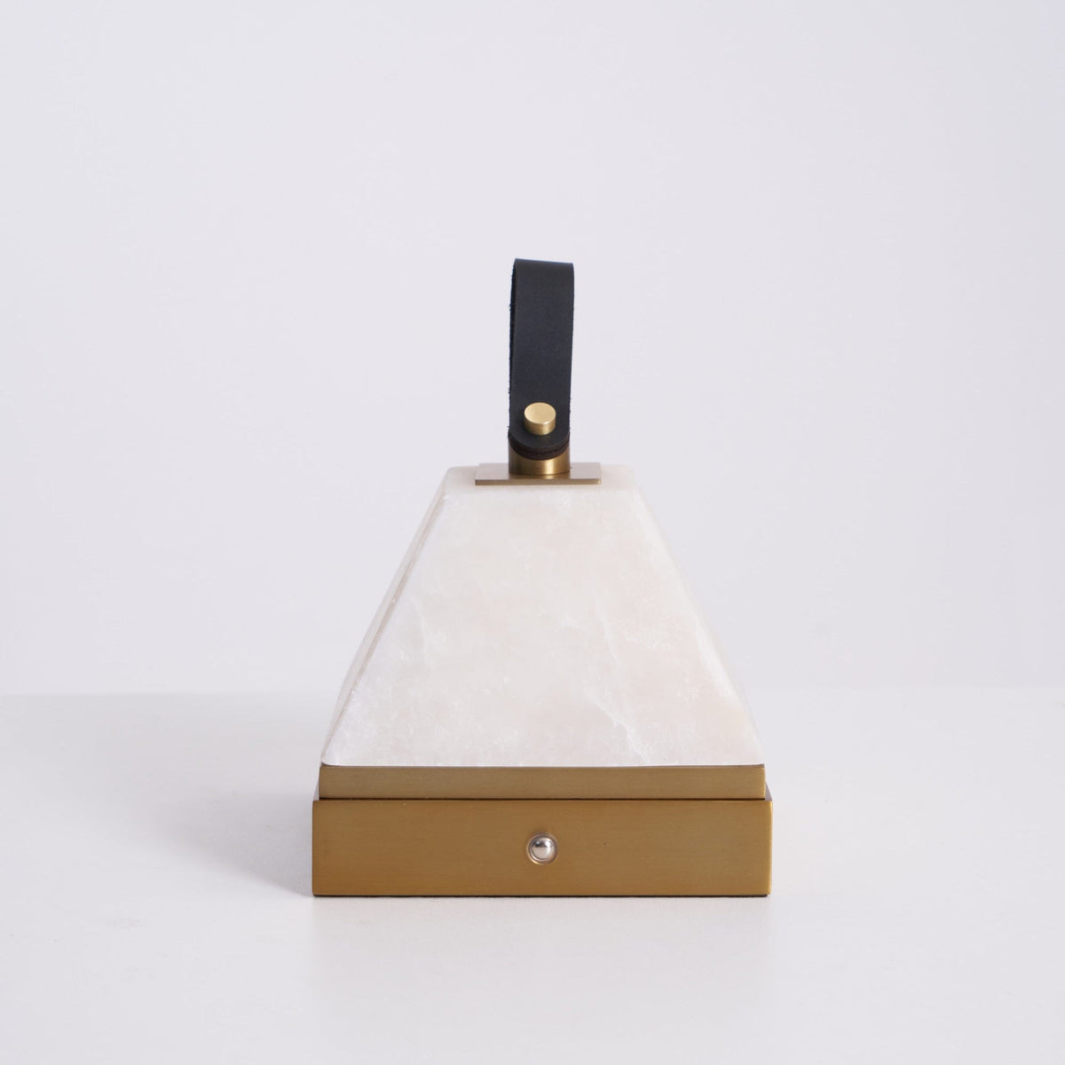 Pyramidale lámpara de mesa con mango de cuero en alabastro
