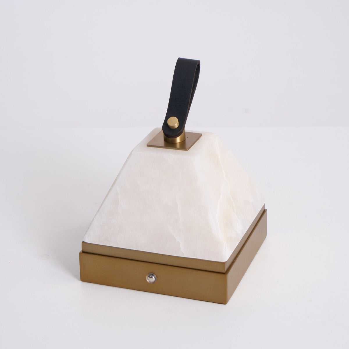 Pyramidale lámpara de mesa con mango de cuero en alabastro