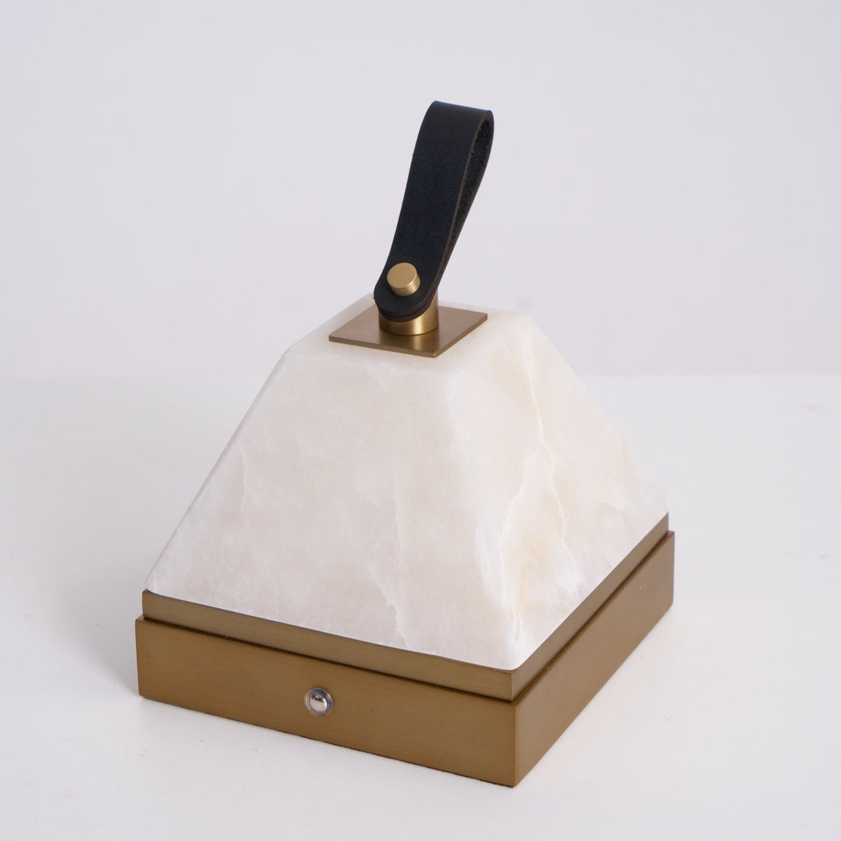 Pyramidale lámpara de mesa con mango de cuero en alabastro