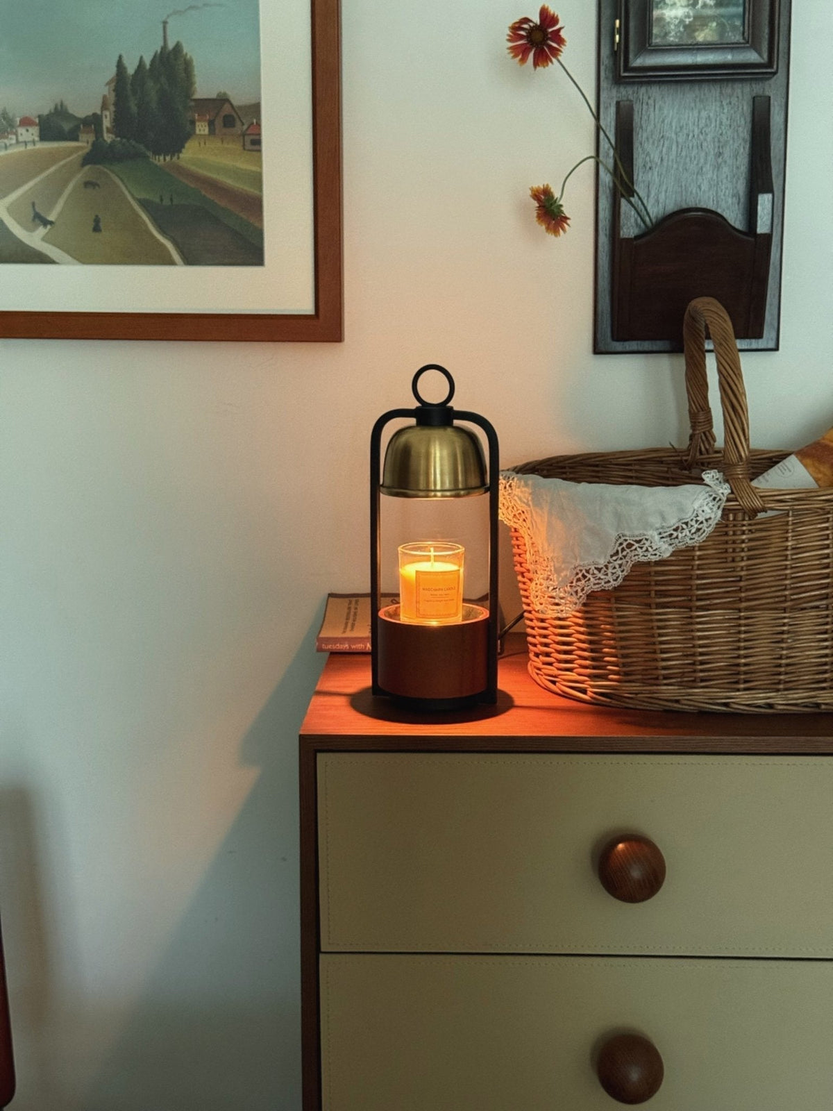 Rosa lámpara de mesa moderna de madera de nogal