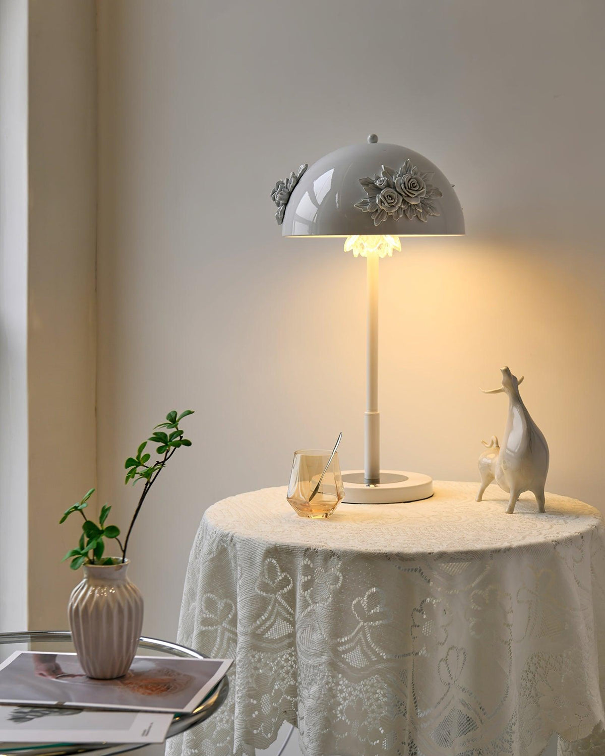 Uvaris lámpara de mesa con detalles románticos en cristal