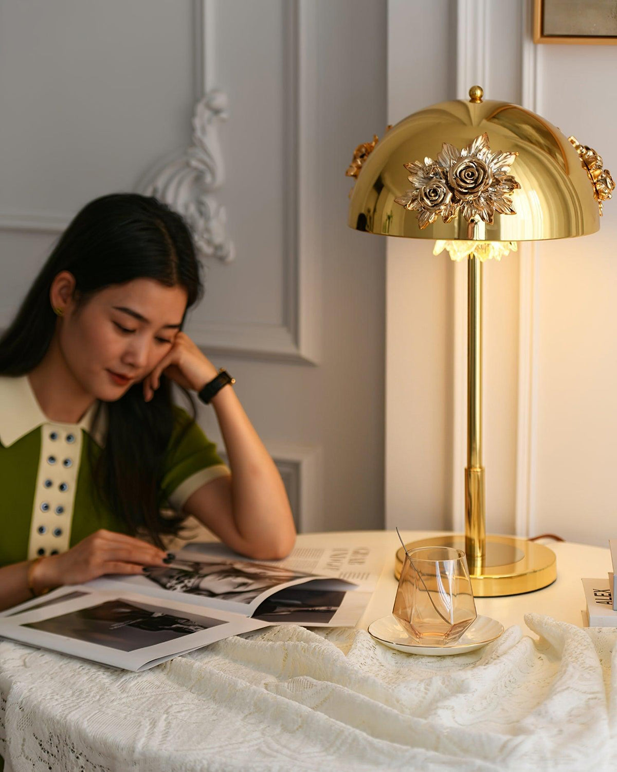Uvaris lámpara de mesa con detalles románticos en cristal