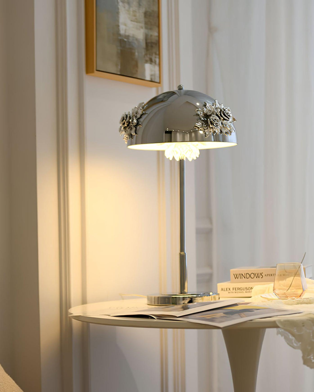 Uvaris lámpara de mesa con detalles románticos en cristal