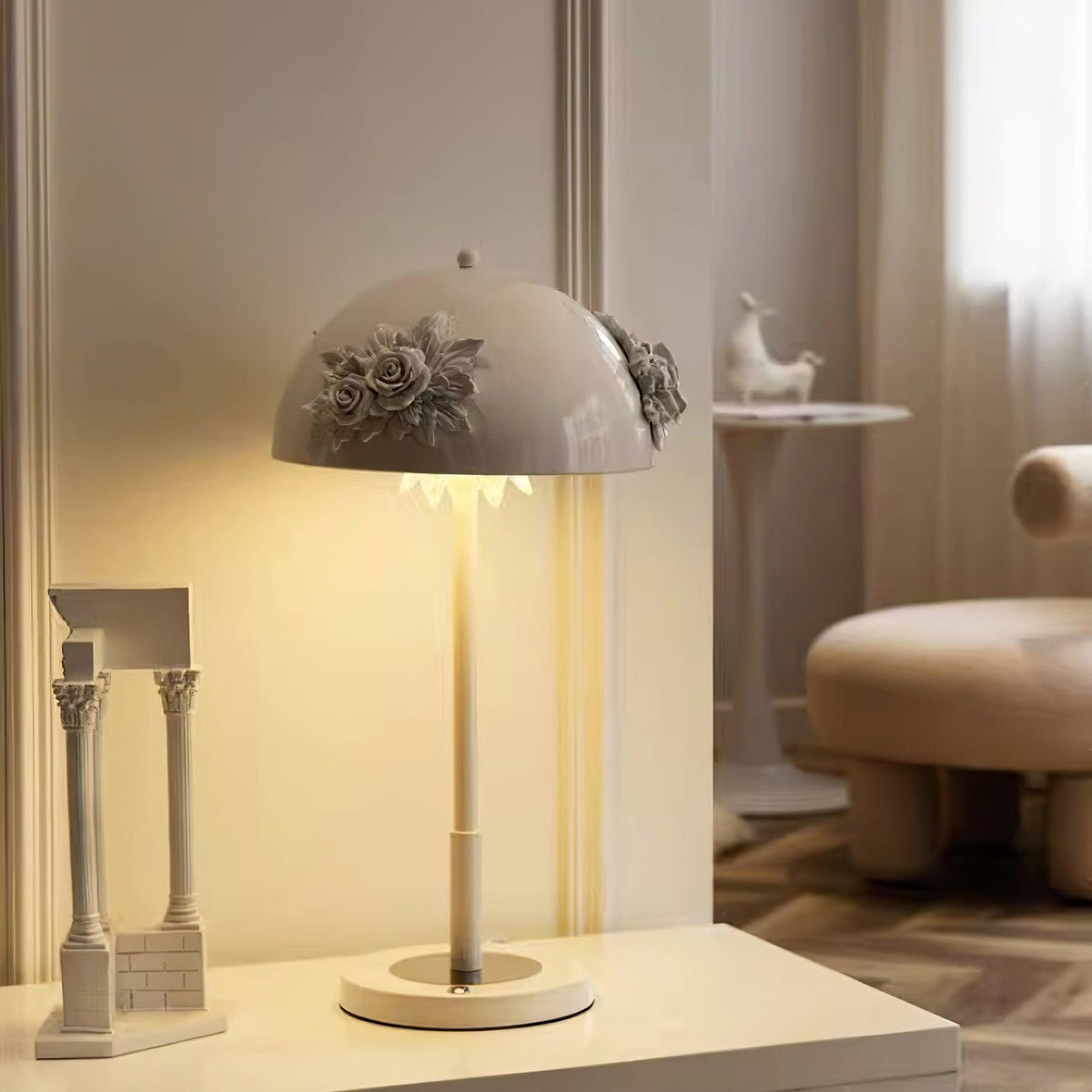 Uvaris lámpara de mesa con detalles románticos en cristal