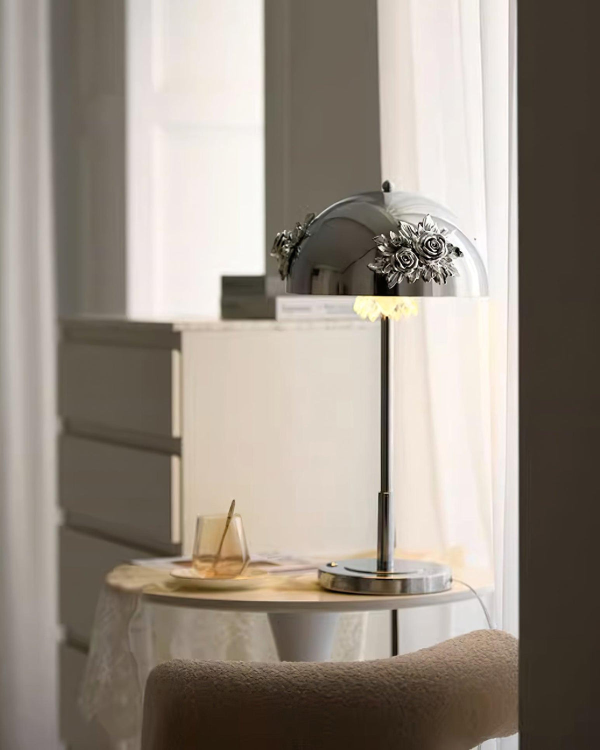 Uvaris lámpara de mesa con detalles románticos en cristal