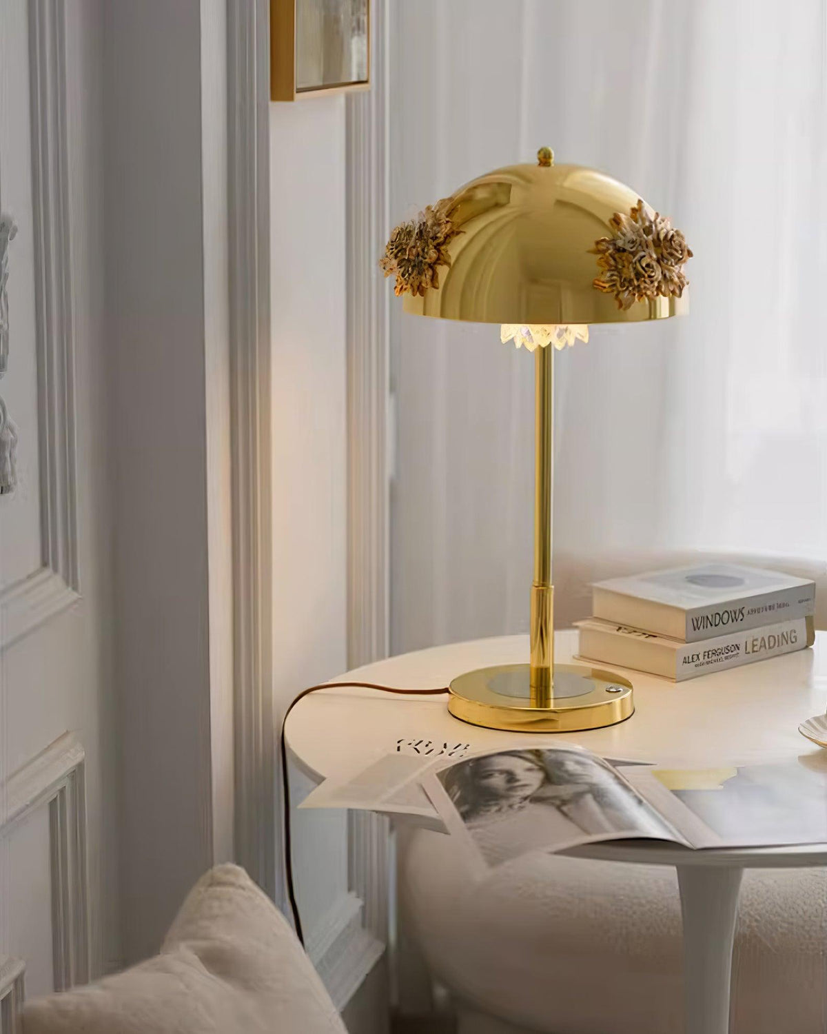 Uvaris lámpara de mesa con detalles románticos en cristal