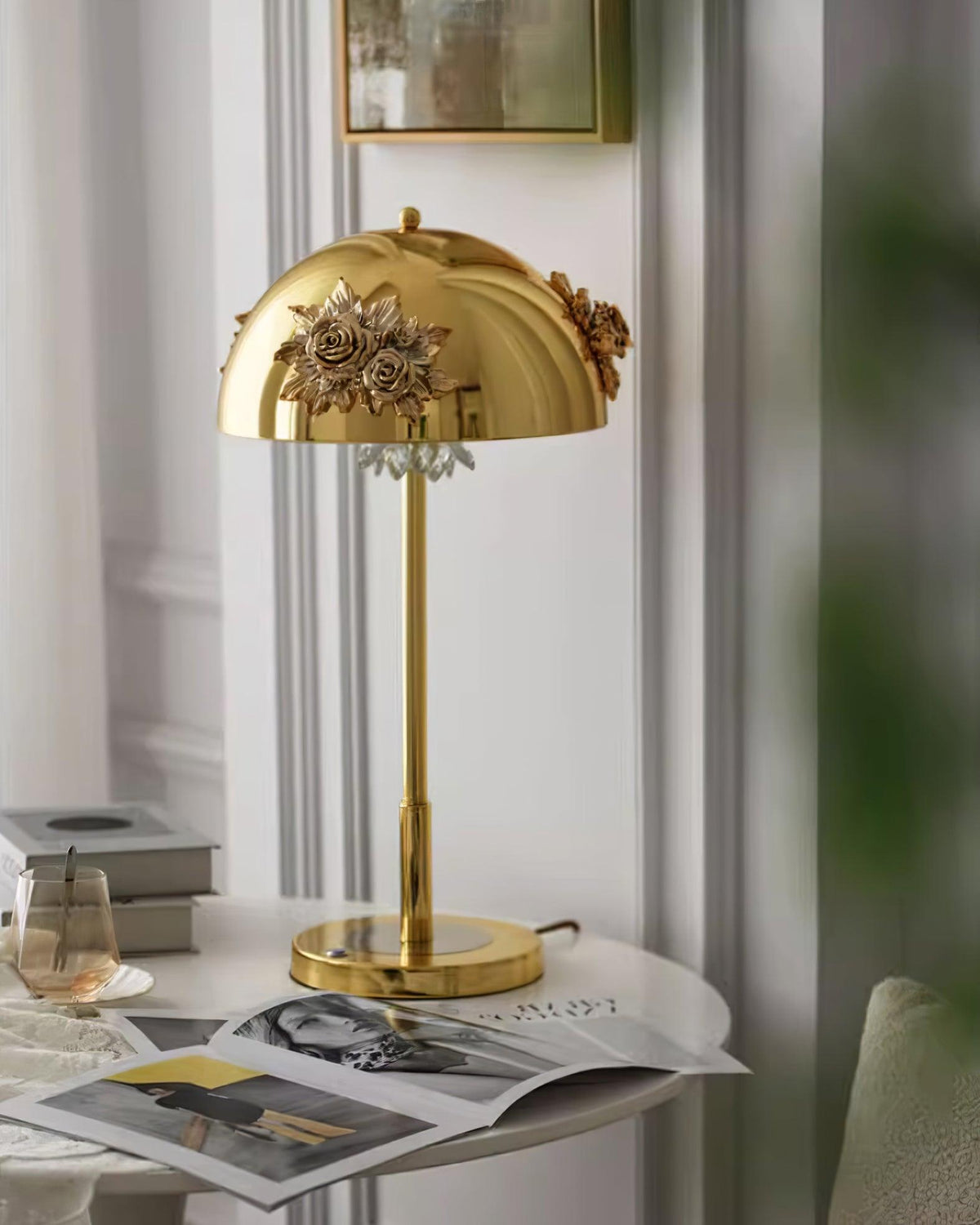 Uvaris lámpara de mesa con detalles románticos en cristal