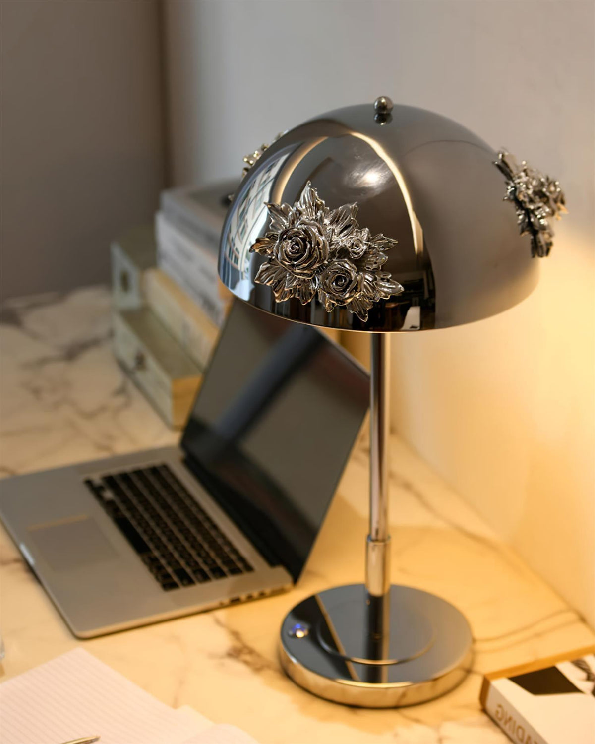 Uvaris lámpara de mesa con detalles románticos en cristal