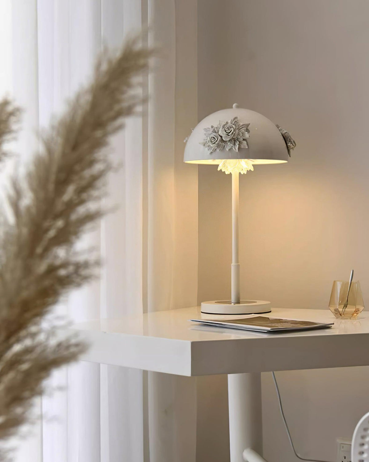 Uvaris lámpara de mesa con detalles románticos en cristal