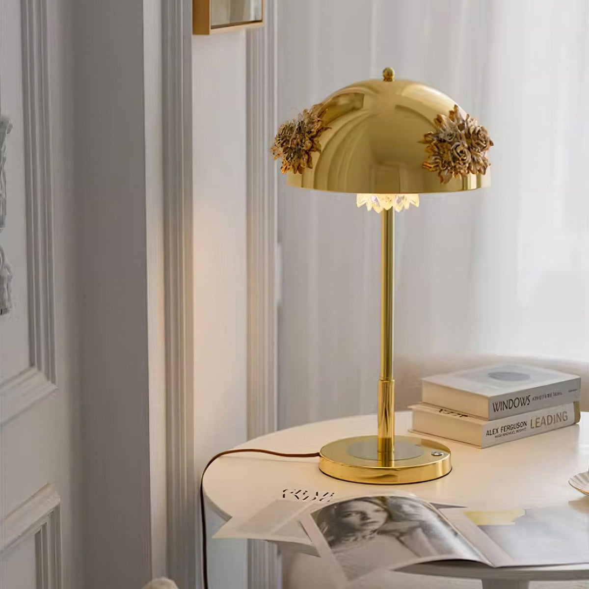 Uvaris lámpara de mesa con detalles románticos en cristal