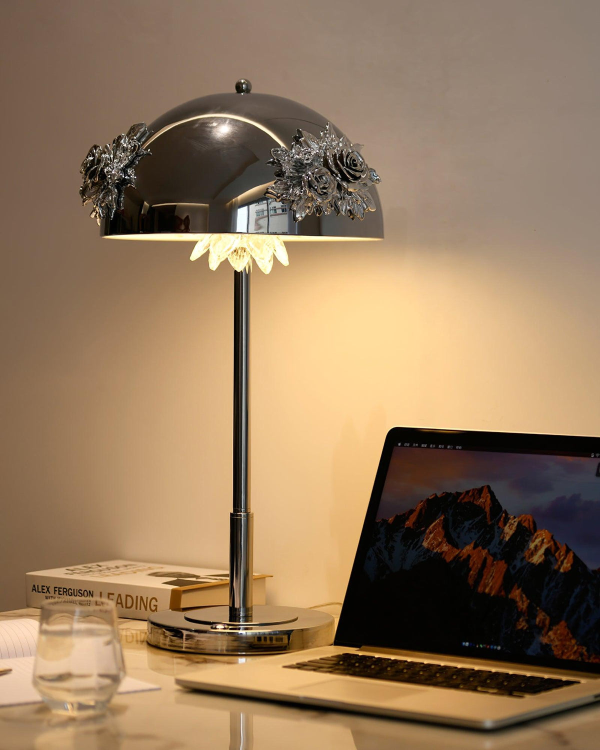Uvaris lámpara de mesa con detalles románticos en cristal