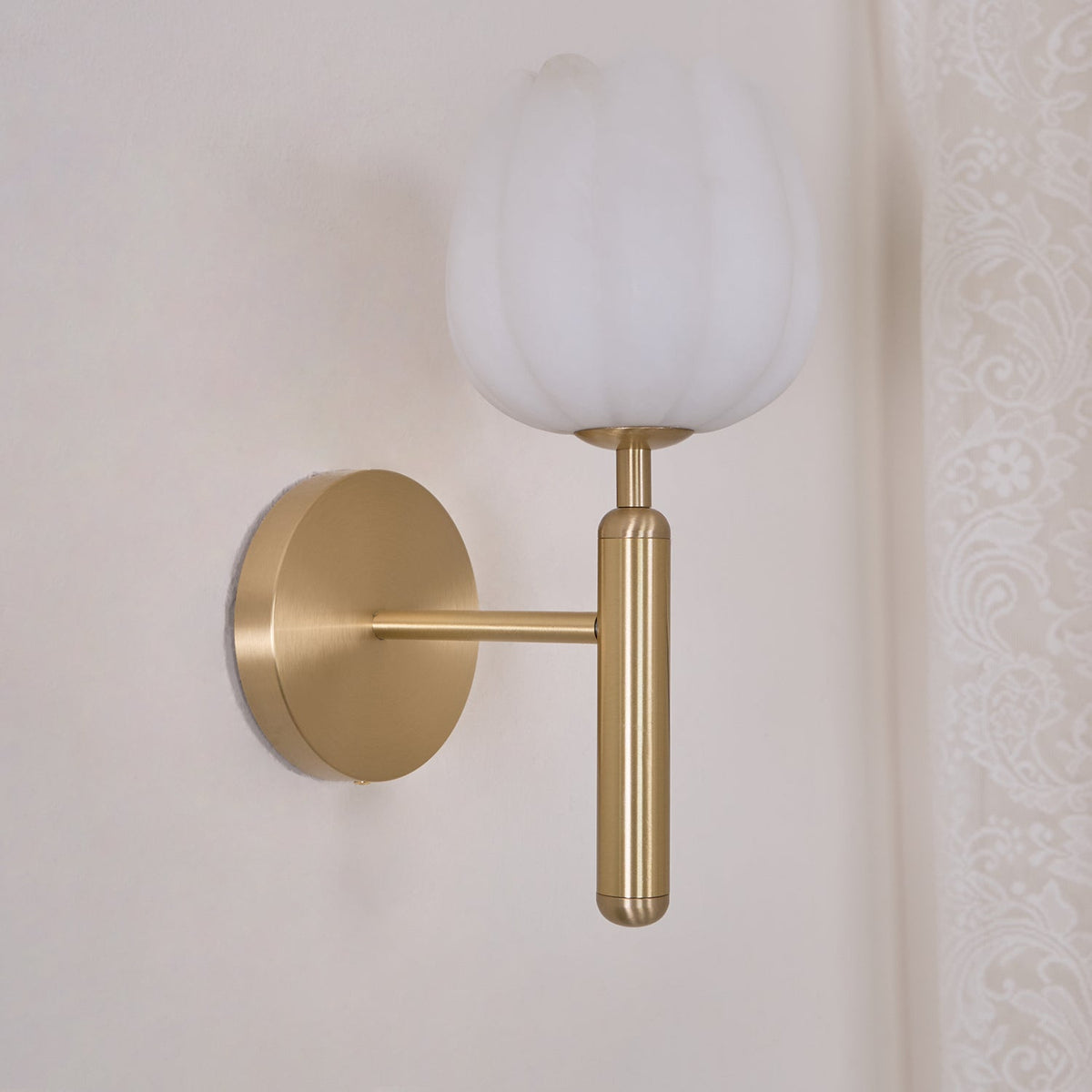 Nivarina aplique de pared Floral alabastro latón