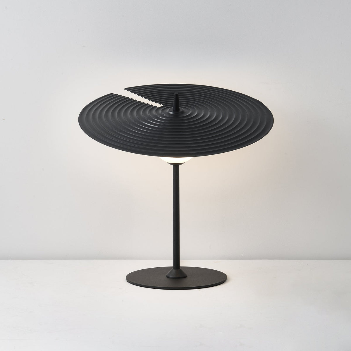 Cevenir lámpara de mesa Kinetic PE Rotomoulding