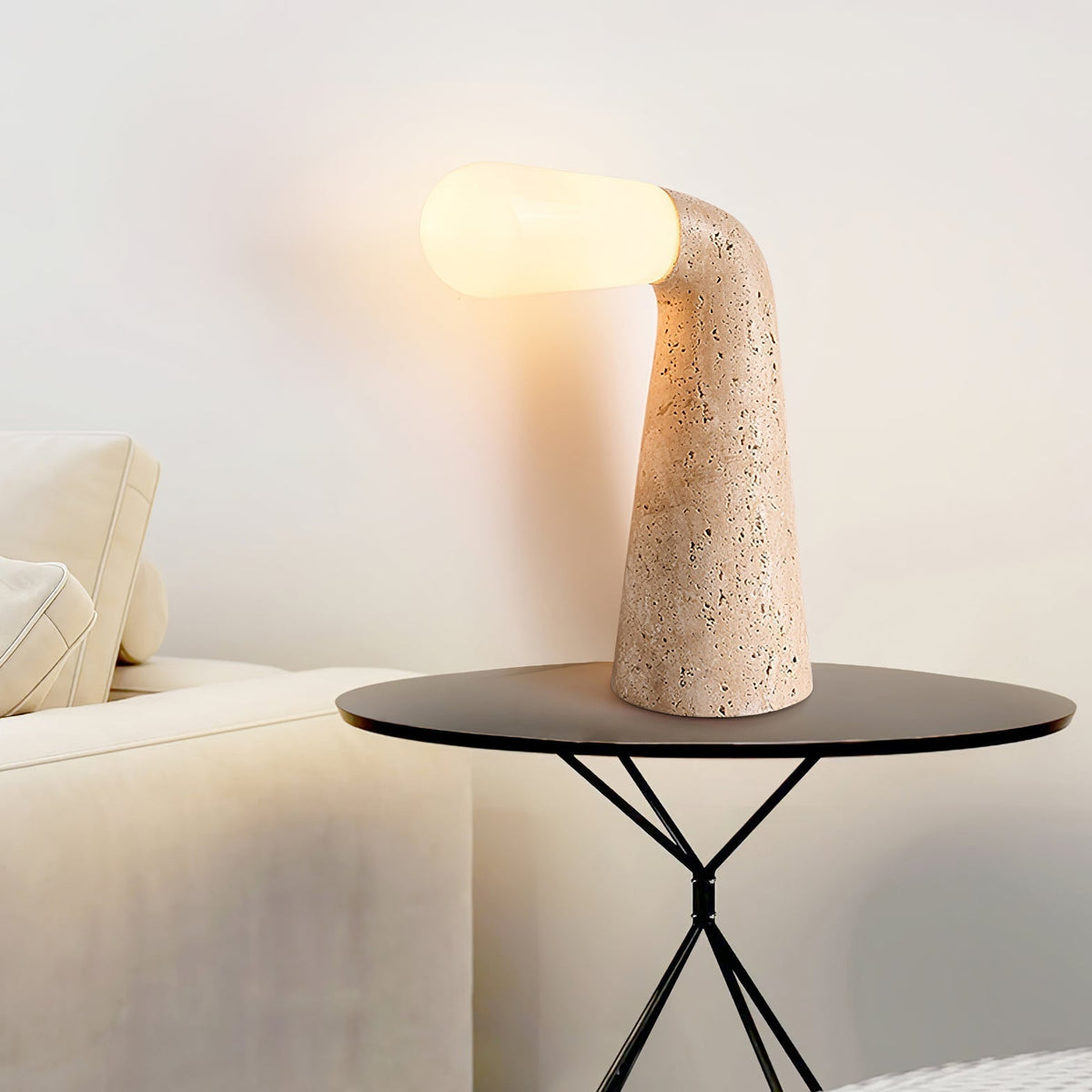 Noreette lámpara de mesa en travertino