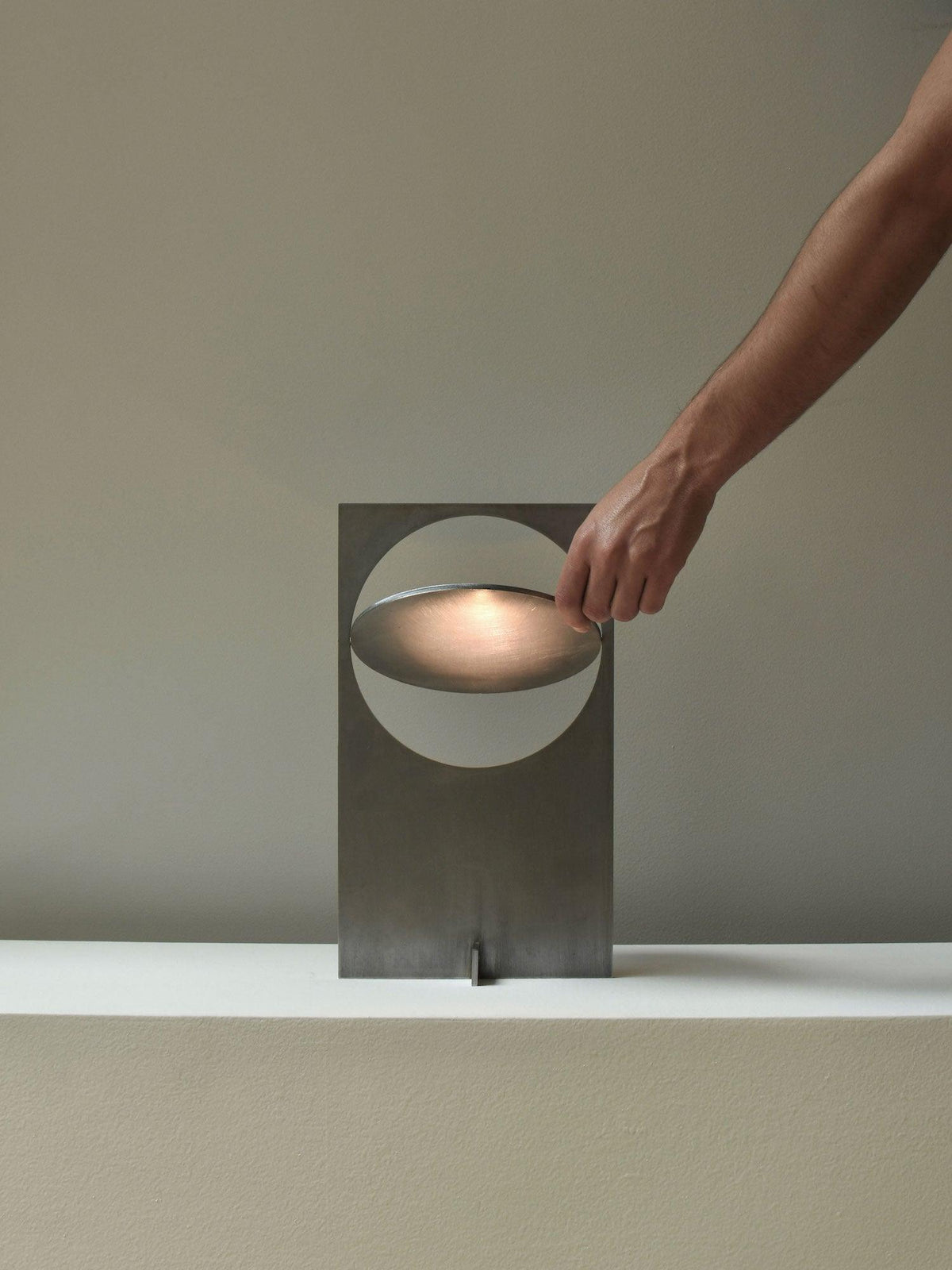 Terieriella lámpara de mesa con disco giratorio