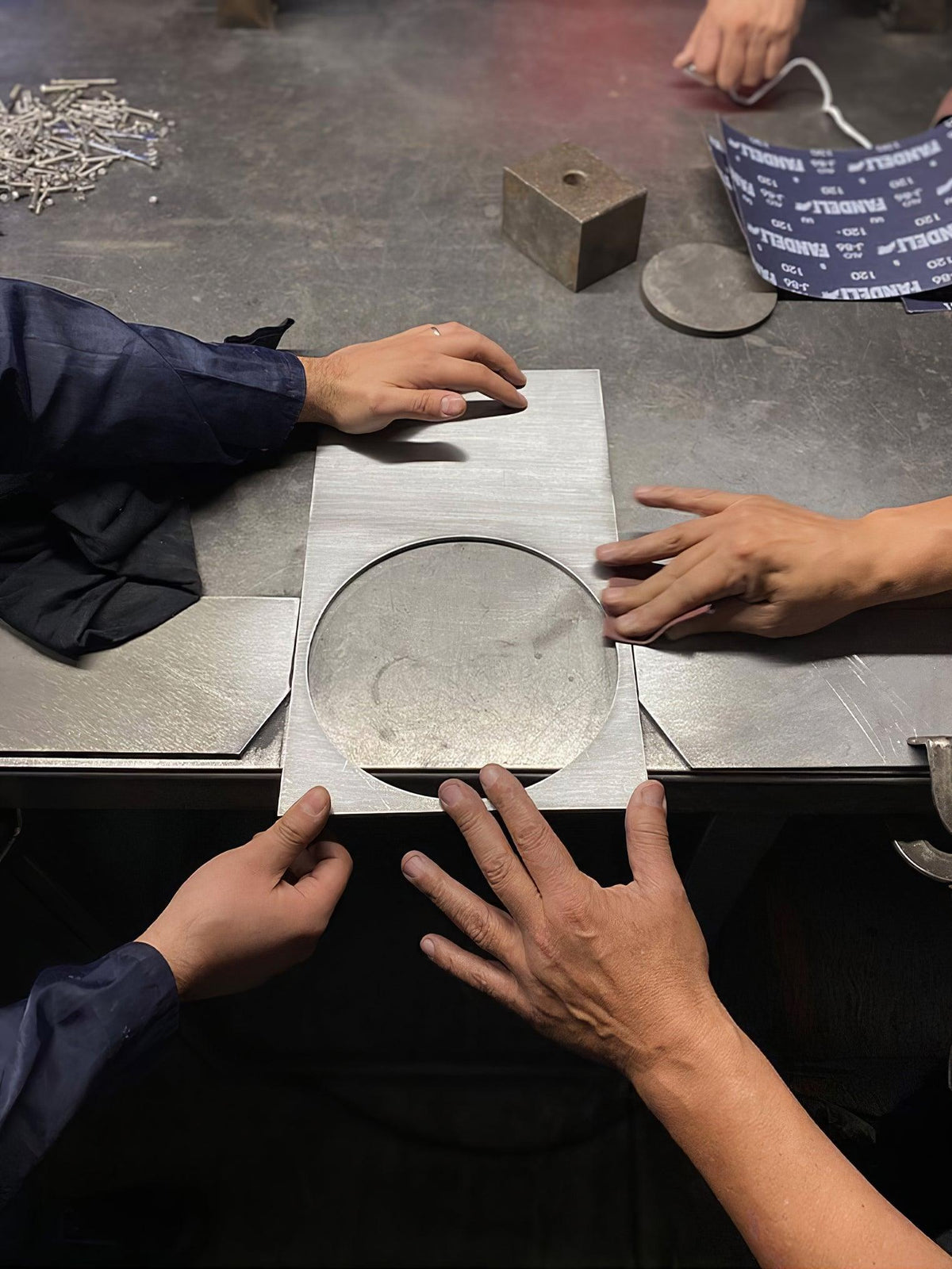 Terieriella lámpara de mesa con disco giratorio