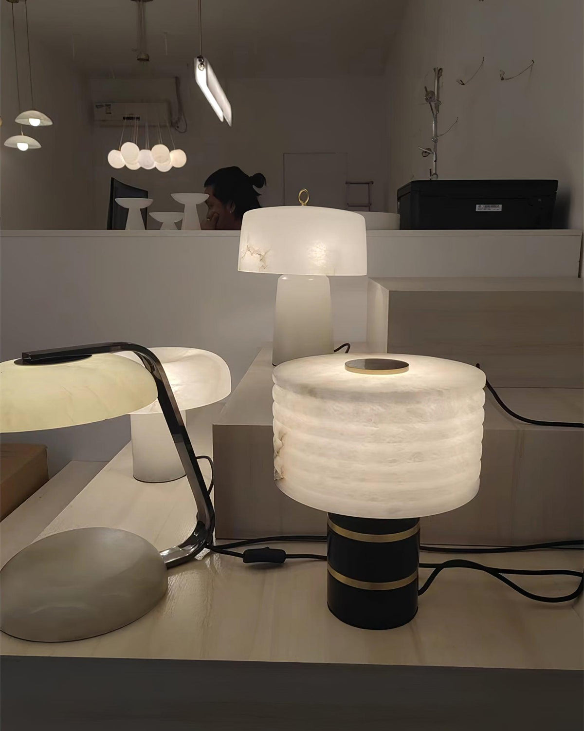 Elmarir lámpara de mesa Ribbed alabastro