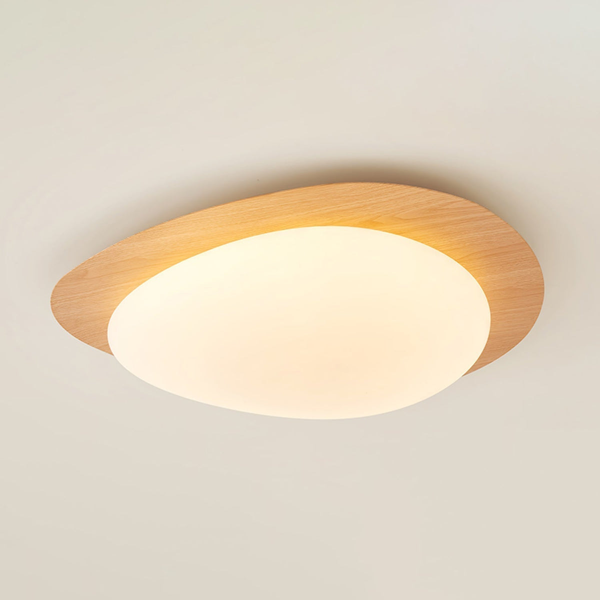 Sylenia lámpara de techo Pebble en nogal con acabado de grano de madera y pantalla de acrílico LED